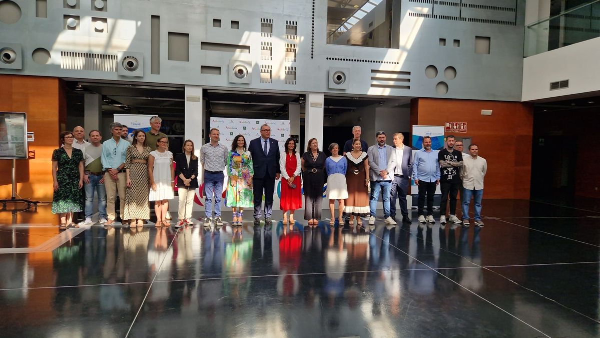 marbella-meeting-d3hub-portrait of the project consortium standing in a line.jpg