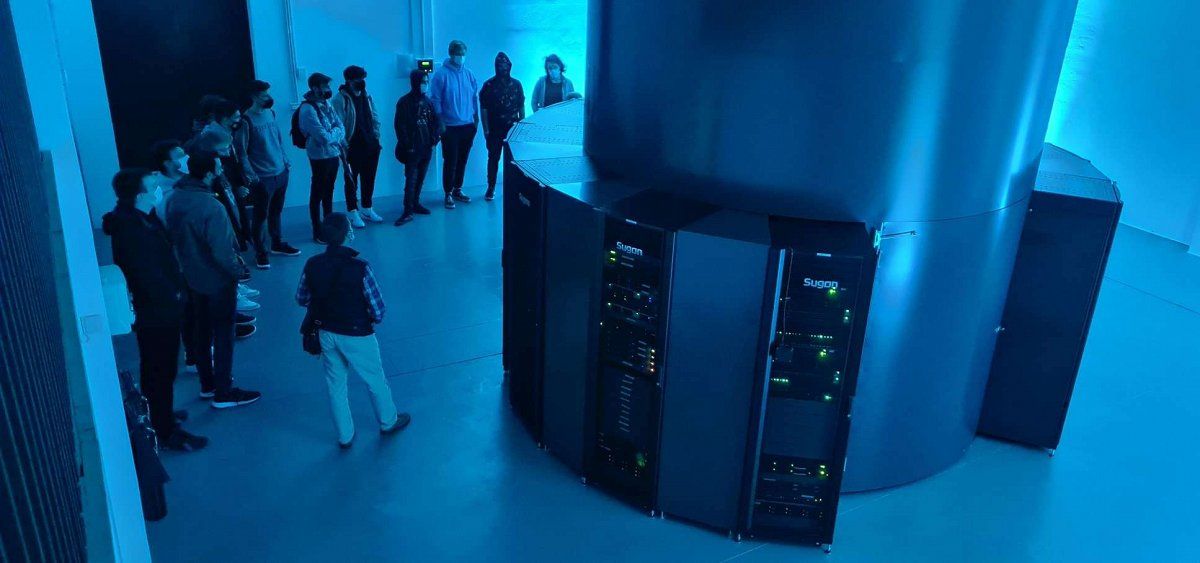 A group of students visiting Arcturs super computer.