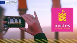 Fotografija ženske, ki s pametnim telefonom fotografira sončni zahod. Poleg tega je na fotografiji rožnat logotip z naslovom "Vpogled v digitalno dediščino".
