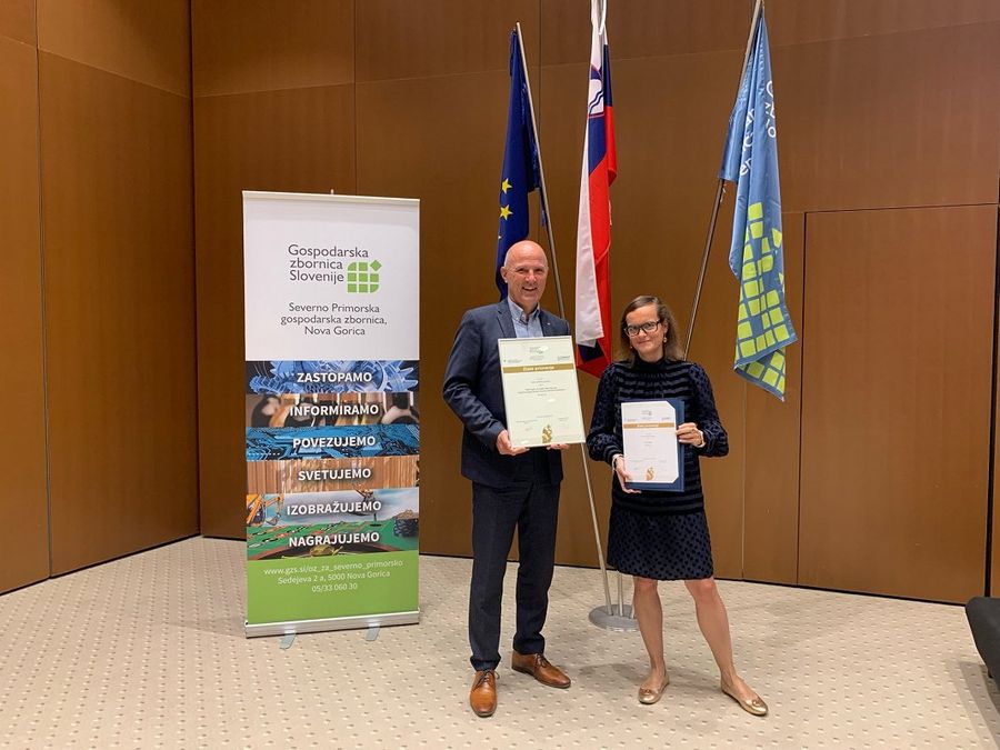 Photograph of an Arctur employee and Arctur CEO & Founder receiving a gold medal at Slovenian digital centre: Technology for the People.
